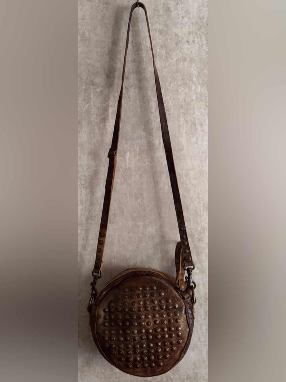 FRYE Brooke Studded Round Brown distressed leather Brass Tone studs Crossbody - Picture 3 of 9